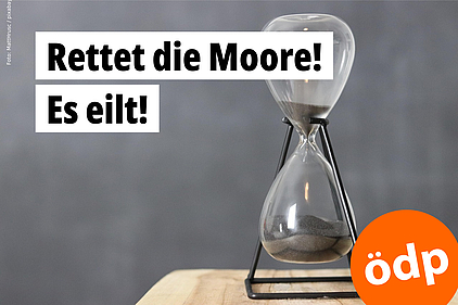 In einer Sanduhr ist nur noch wenig Sand im oberen Glas