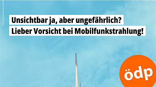 Die Spitze eines Mobilfunkmastes ragt in den blauen Himmel