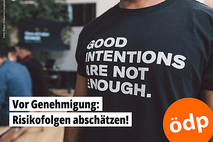 Ein Mann trägt ein T-Shirt mit dem Aufdruck "good intentions are nor enough"
