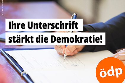 Eine Hand unterschreibt ein Formular