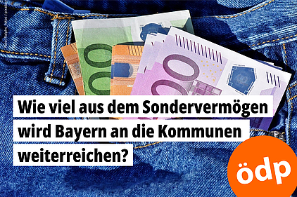Geldscheine lugen aus einer Jeans-Hosentasche