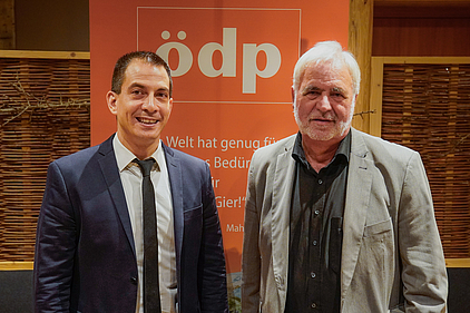 Reinhard Haiplik (rechts im Bild) ist unser Direktkandidat für den Stimmkreis Pfaffenhofen, und steht auf der Bezirkstags-Liste auf Platz 6 Dr. Stefan Skoruppa kandidiert auf der Bezirkstags-Liste auf Platz 54 Judith Neumair (nicht im Bild) ist Direktkandidatin für den Stimmkreis Neuburg-Schrobenhausen und steht auf der Liste auf Platz 5